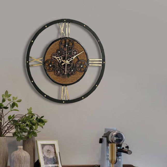 Große Wanduhr mit beweglichen Zahnrädern