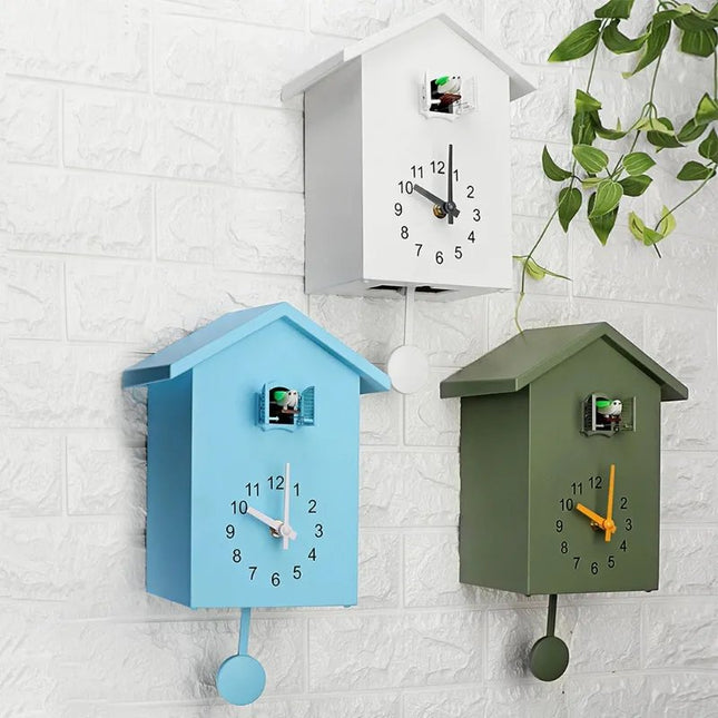 Moderne Kuckucksuhr für die Wand