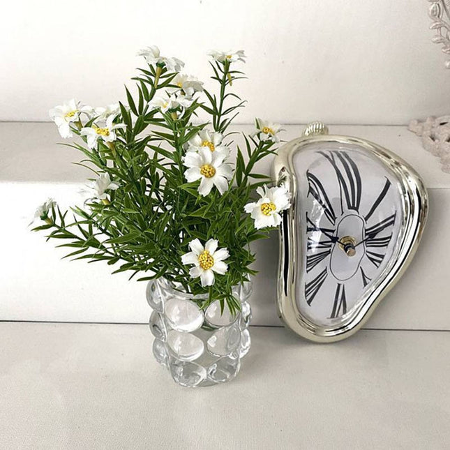 Schmelzende Uhr im Stil von Dalí