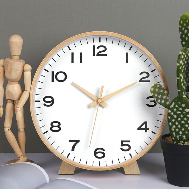 Minimalistische Tischuhr aus hellem Holz