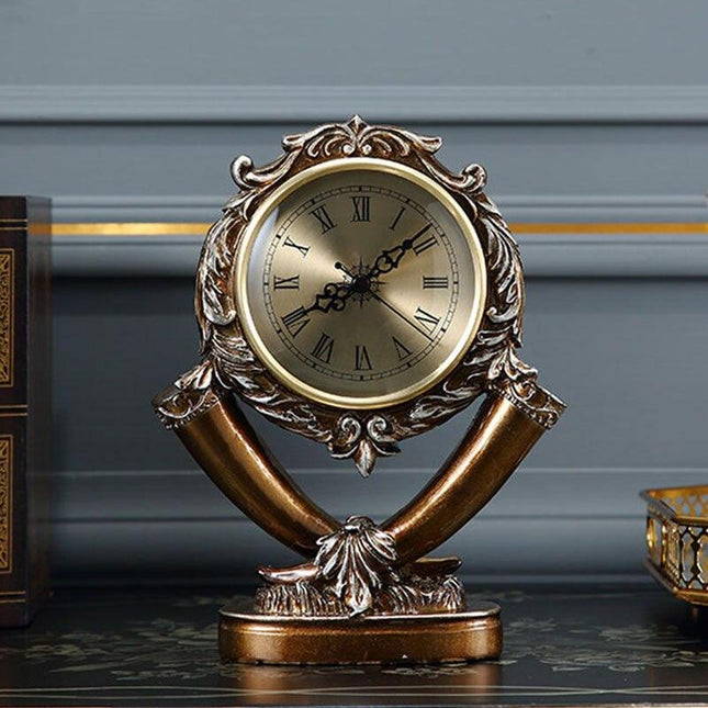 Elegante goldene Tischuhr im Vintage-Stil