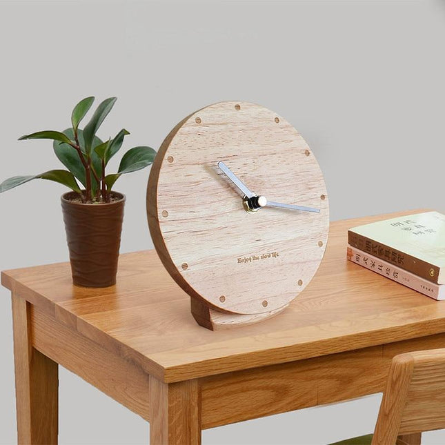 Runde Holztischuhr ohne Ziffern Design