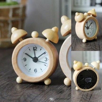 Analoger Retro Wecker aus hellem Holz
