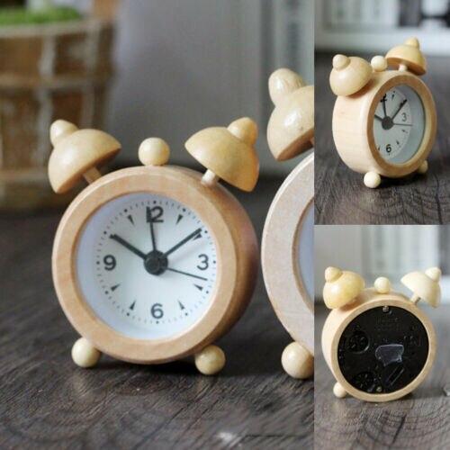 Analoger Retro Wecker aus hellem Holz