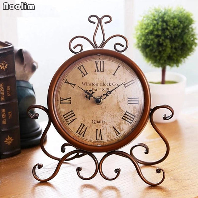 Klassische Vintage Tischuhr mit Metallgestell