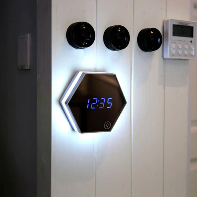 Futuristische hexagonale Spiegel Digitaluhr