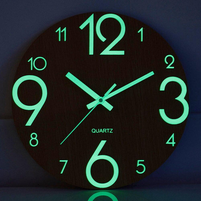 Leise Holzwanduhr mit Leuchtziffern