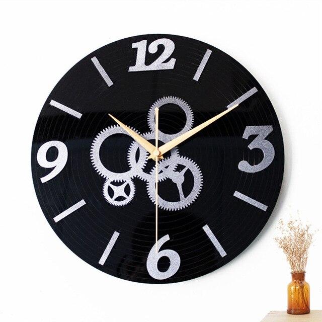 Wanduhr im Industrie-Stil mit Zahnrädern