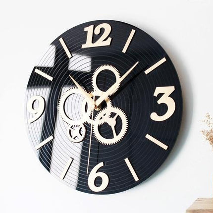 Wanduhr im Industrie-Stil mit Zahnrädern