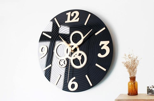 Wanduhr im Industrie-Stil mit Zahnrädern