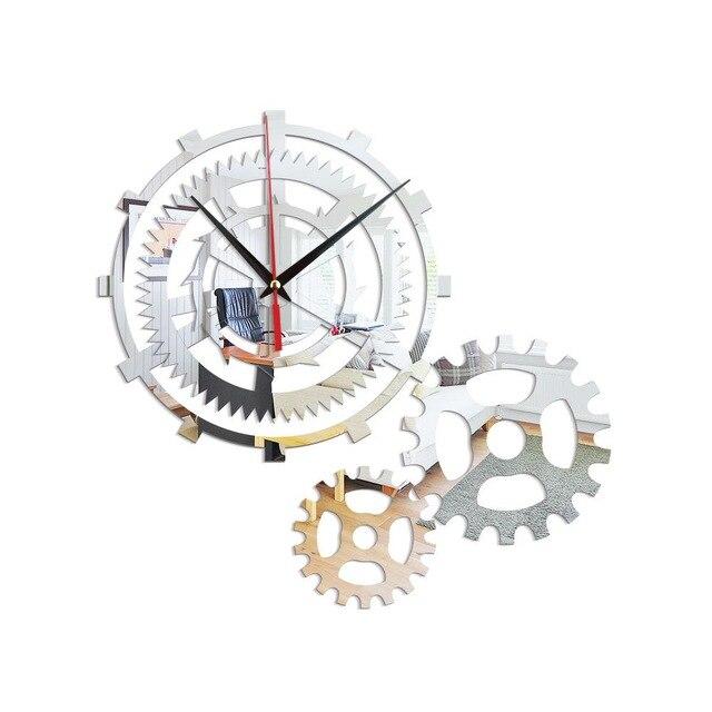 Dekorative Wanduhr mit sichtbarem Getriebe