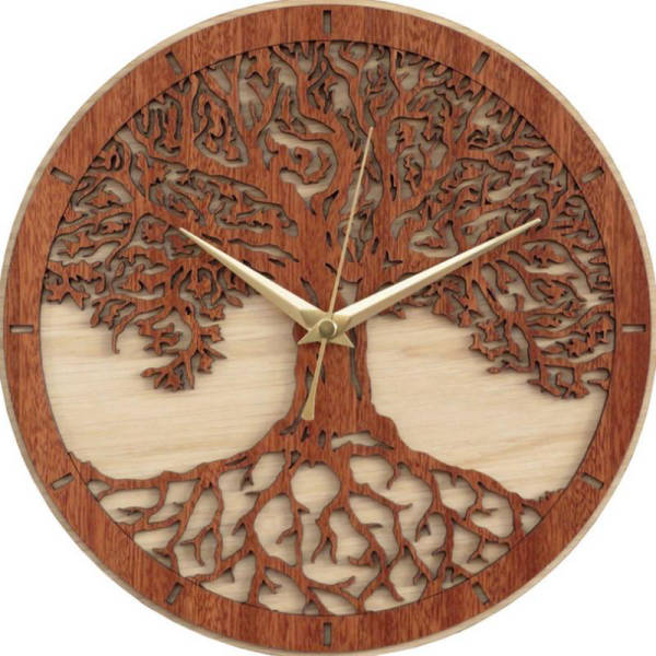 Holz Wanduhr mit geschnitztem Baum