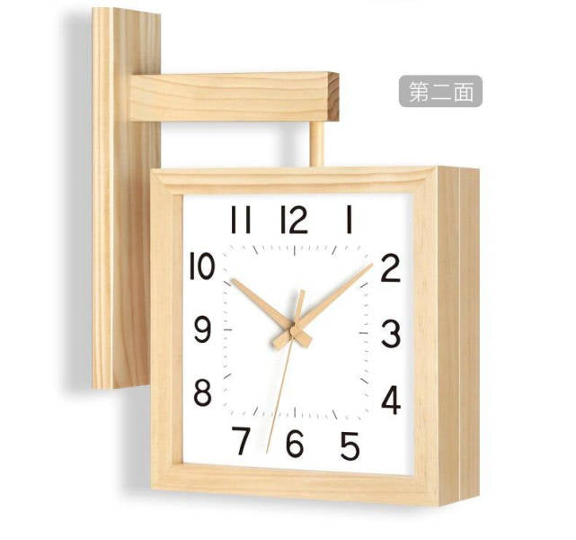 Quadratische Wanduhr aus hellem Holz