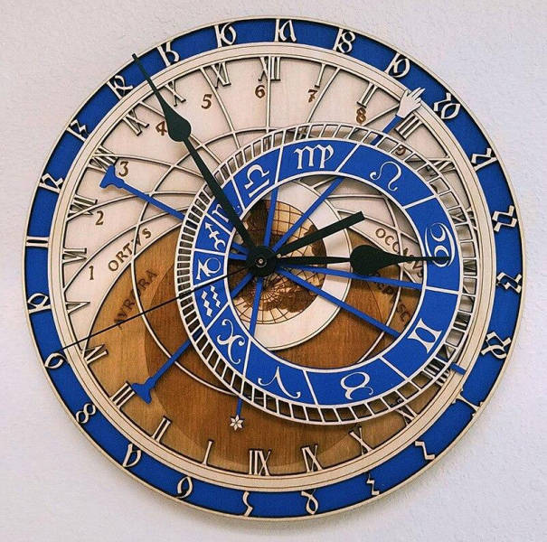 Astronomische Wanduhr aus Holz Blau