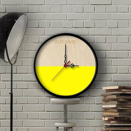 Moderne Wanduhr Holz und Gelb