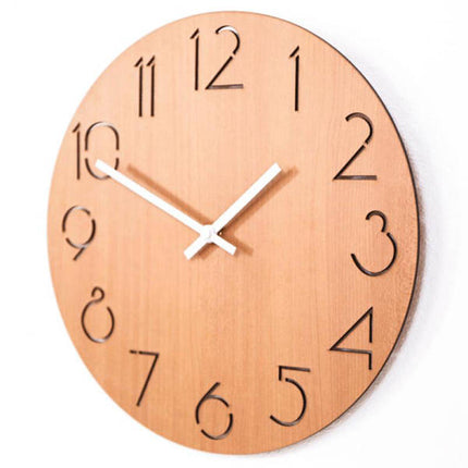 Schwarze Wanduhr Holz mit ausgeschnittenen Zahlen