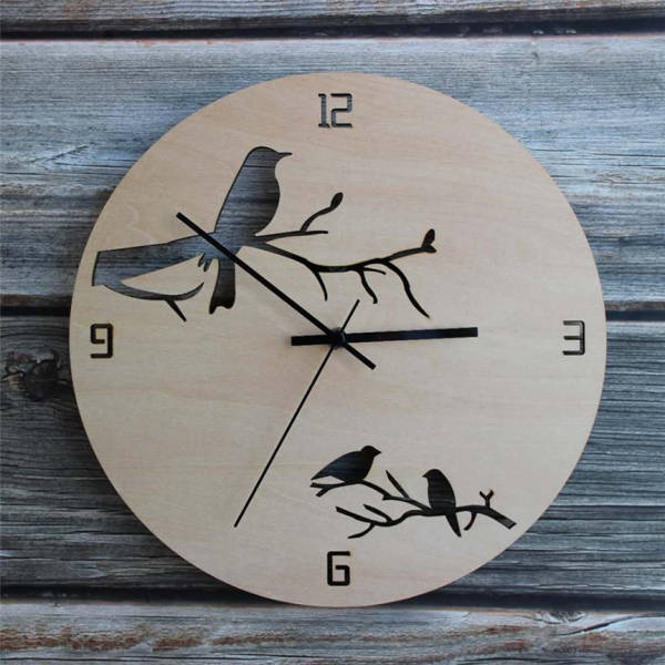 Wanduhr aus Holz mit Vogelmotiv