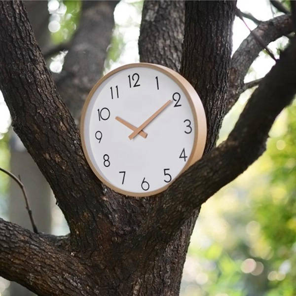 Skandinavische Wanduhr mit Holzrahmen rund