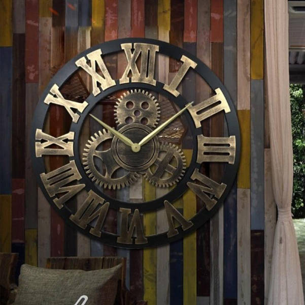 Große Wanduhr mit sichtbaren Zahnrädern