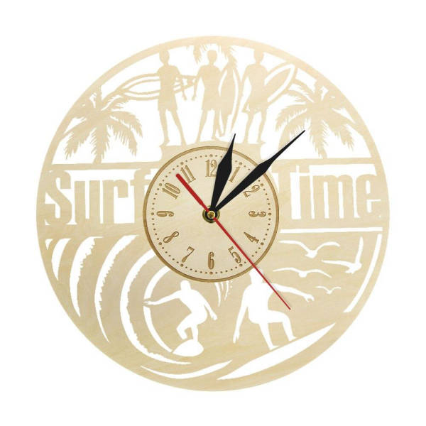 Wanduhr aus Holz mit Surfmotiv