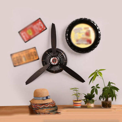 Wanduhr im Design eines Flugzeugpropellers