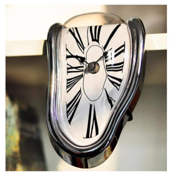 Schmelzende Uhr im Salvador Dalí Stil