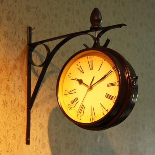 Doppelseitige Bahnhofsuhr im Vintage Stil