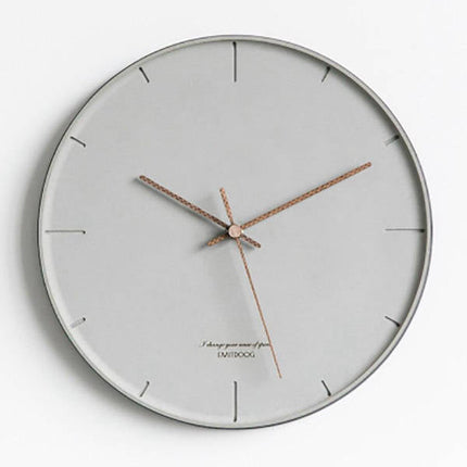 Minimalistische graue Wanduhr schlichtes Design