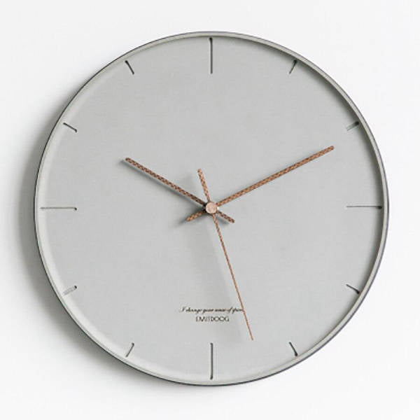 Minimalistische graue Wanduhr schlichtes Design