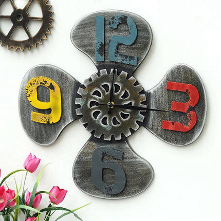 Bunte Wanduhr im Propeller Industrie-Design