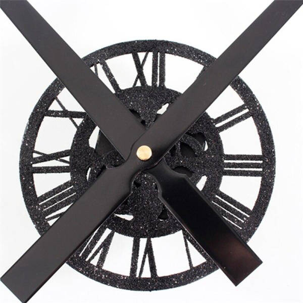 Schwarze Wanduhr mit Propeller Zeigern
