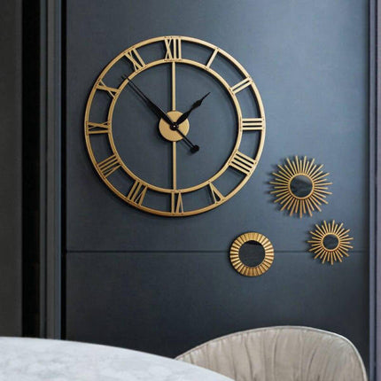 Große goldene Metallwanduhr römische Ziffern