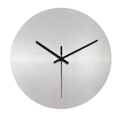 Moderne Wanduhr aus gebürstetem Metall