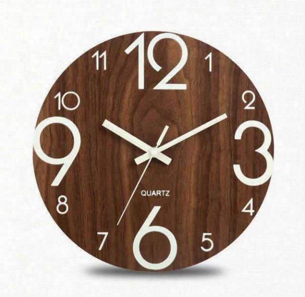 Holz Wanduhr mit nachtleuchtenden Ziffern