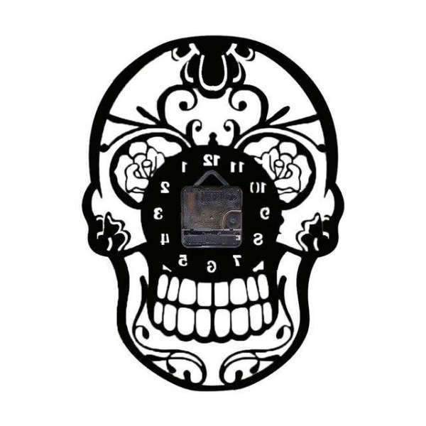 Wanduhr Totenkopf Design schwarz weiß