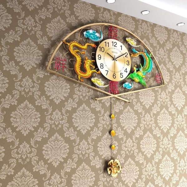 Asiatische Wanduhr mit Drachen und Pendel