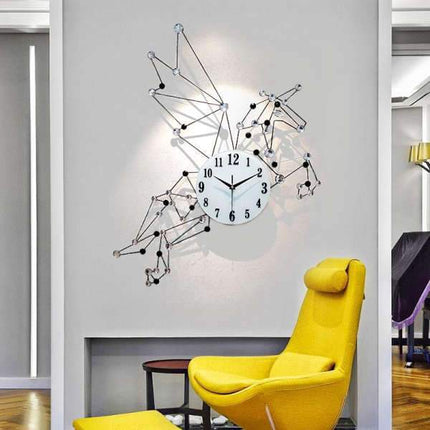 Wanduhr Pegasus Design mit Kristallen