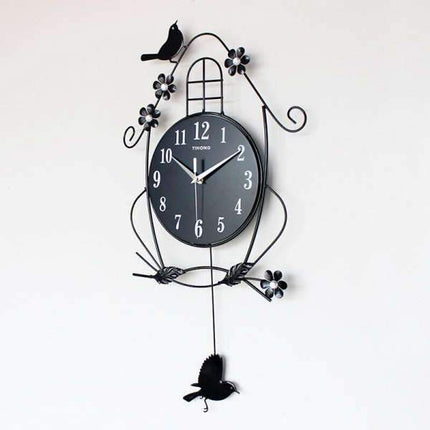 Schwarze Pendeluhr mit Vogel und Blumen