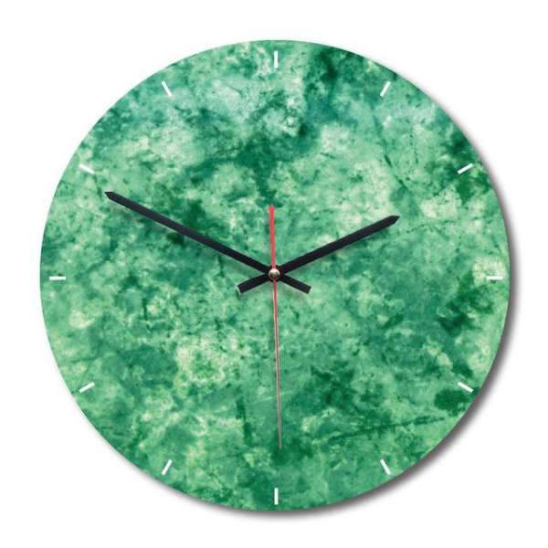 Moderne Wanduhr in grüner Marmoroptik