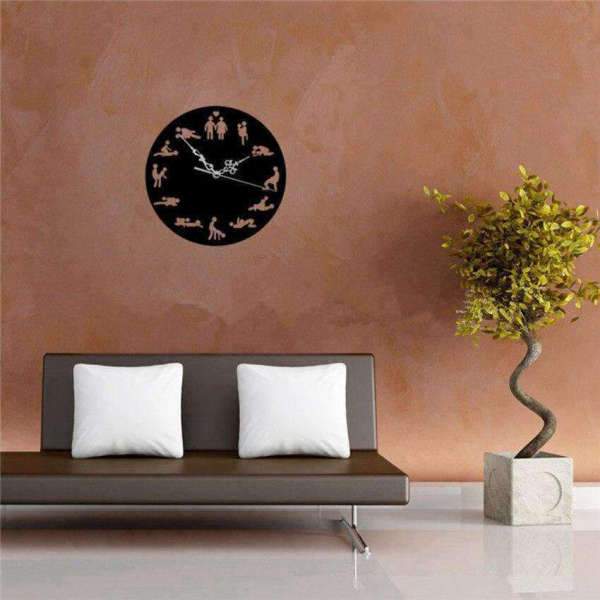 Kleine Kamasutra Wanduhr für das Schlafzimmer