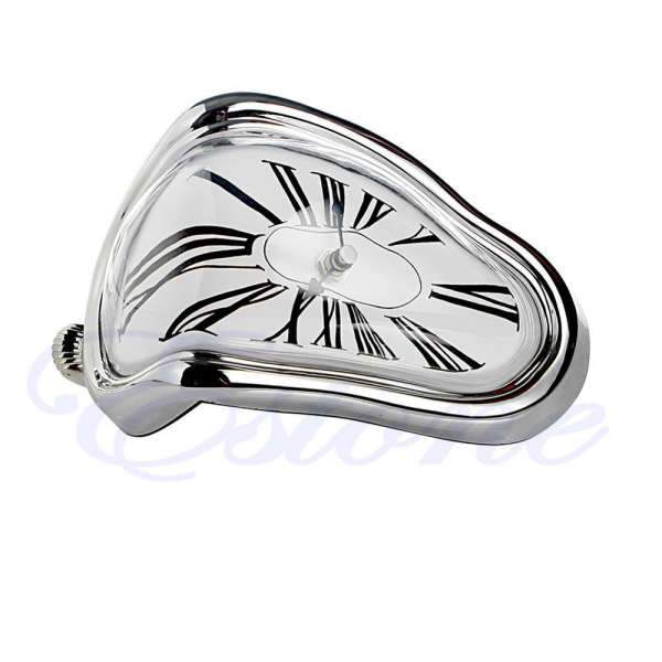 Zerfließende Uhr im Salvador Dalí Stil