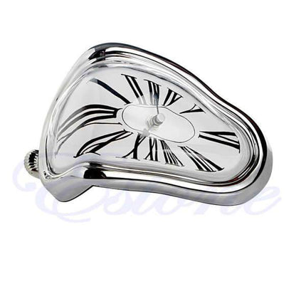 Zerfließende Uhr im Salvador Dalí Stil