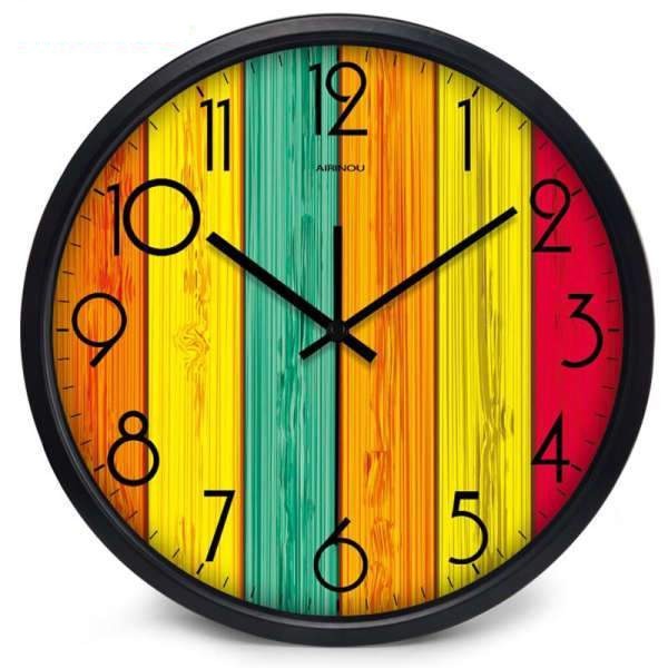 Bunte Wanduhr mit Holzoptik Streifen