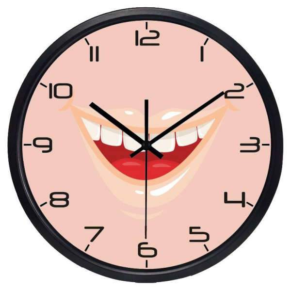 Lustige Wanduhr mit lächelndem Gesicht