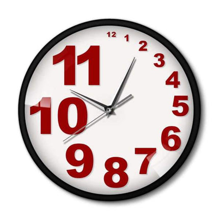Moderne Wanduhr mit roten Zahlen