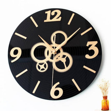 Wanduhr im Industrie-Stil mit Zahnrädern