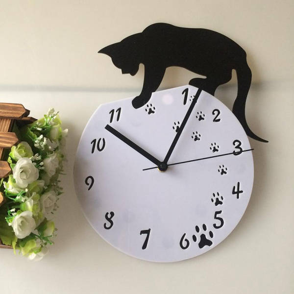 Wanduhr mit schwarzer Katze Design