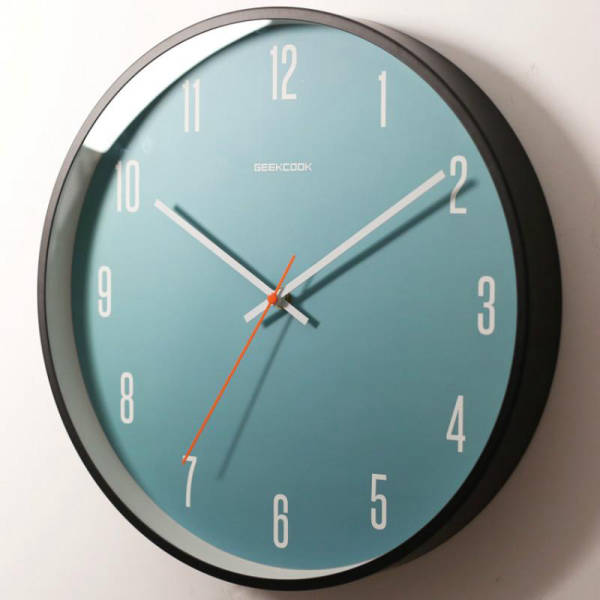 Runde skandinavische Wanduhr in Blau