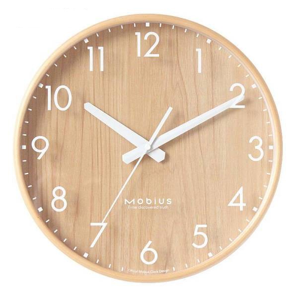 Minimalistische Wanduhr in heller Holzoptik