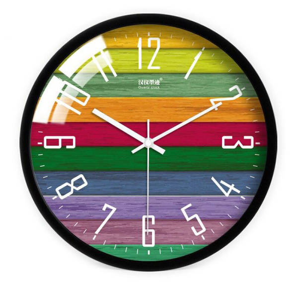Bunte Wanduhr im Holzplanken-Design